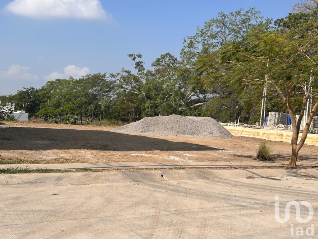 Terreno residencial en venta con vista frente al jardín en La Herradura