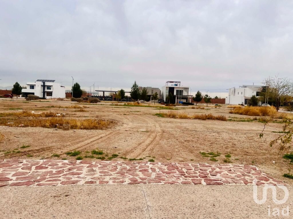 TERRENO RESIDENCIAL EN VENTA 300M2 CON LAGO