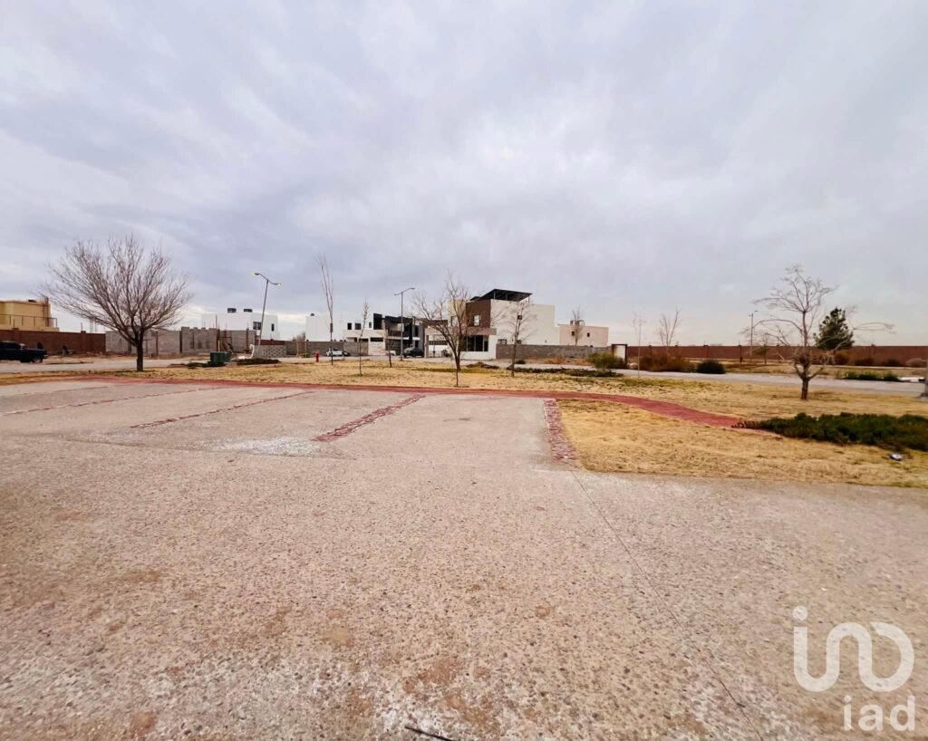 TERRENO RESIDENCIAL EN VENTA 300M2 CON LAGO