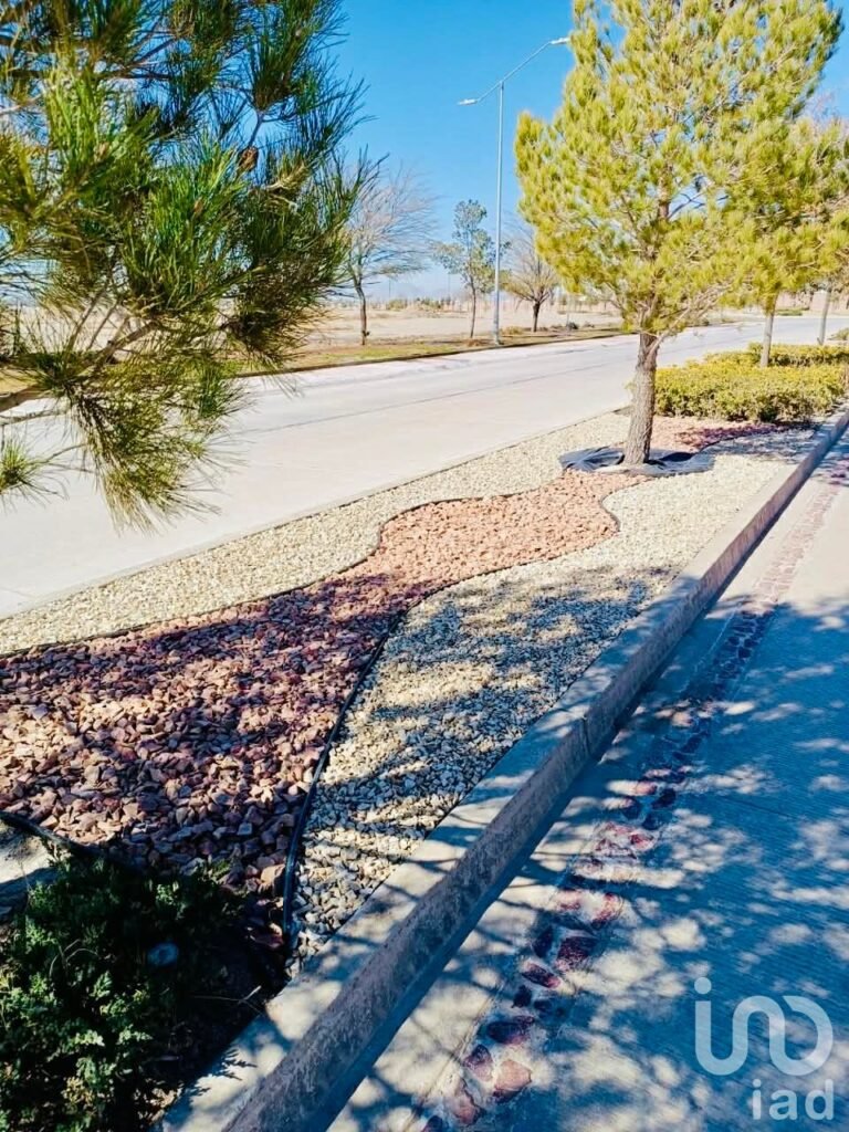 TERRENO RESIDENCIAL EN VENTA 300M2 CON LAGO