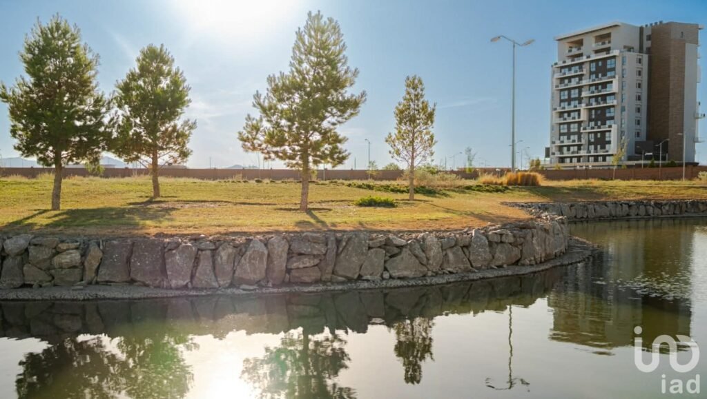 TERRENO RESIDENCIAL EN VENTA 300M2 CON LAGO