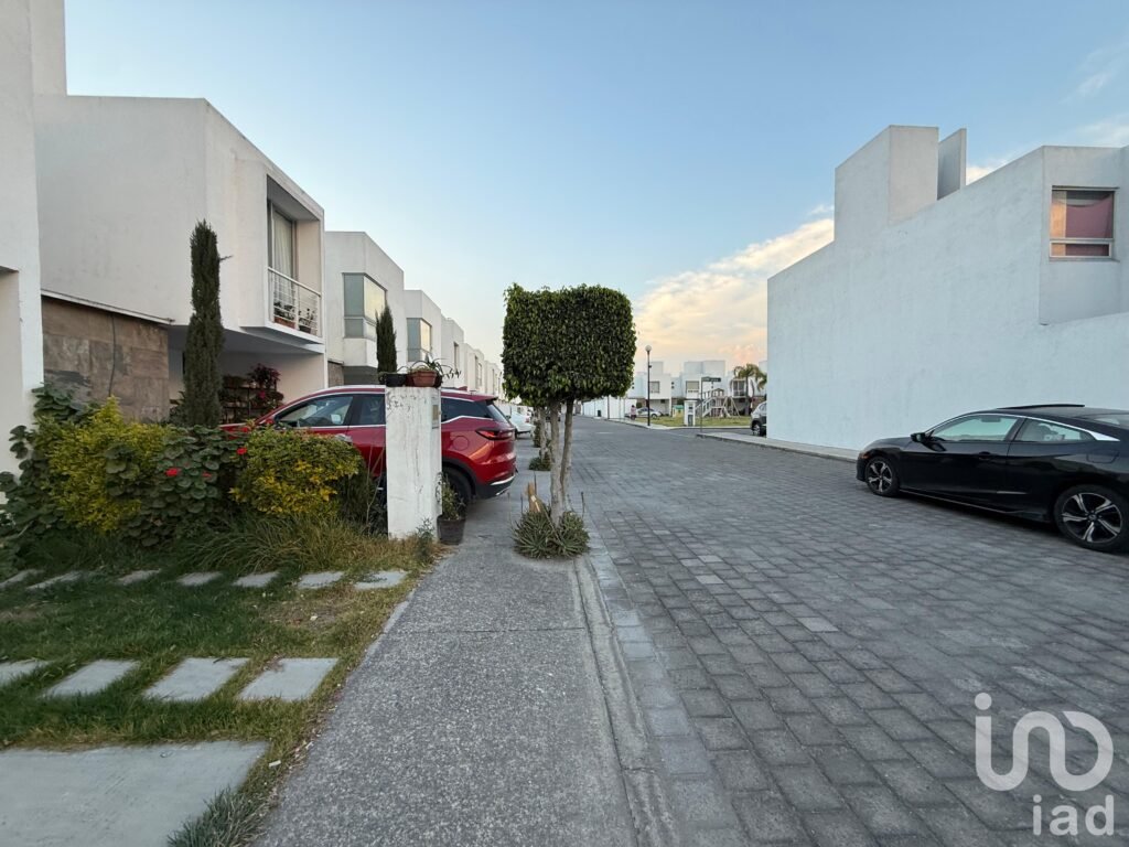 RENTA DE CASA EN FRACCIONAMIENTO CON ALBERCA CERCA DE PARQUE INDUSTRIAL FINSA