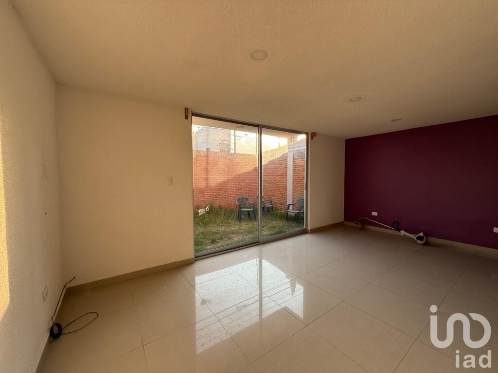 RENTA DE CASA EN FRACCIONAMIENTO CON ALBERCA CERCA DE PARQUE INDUSTRIAL FINSA