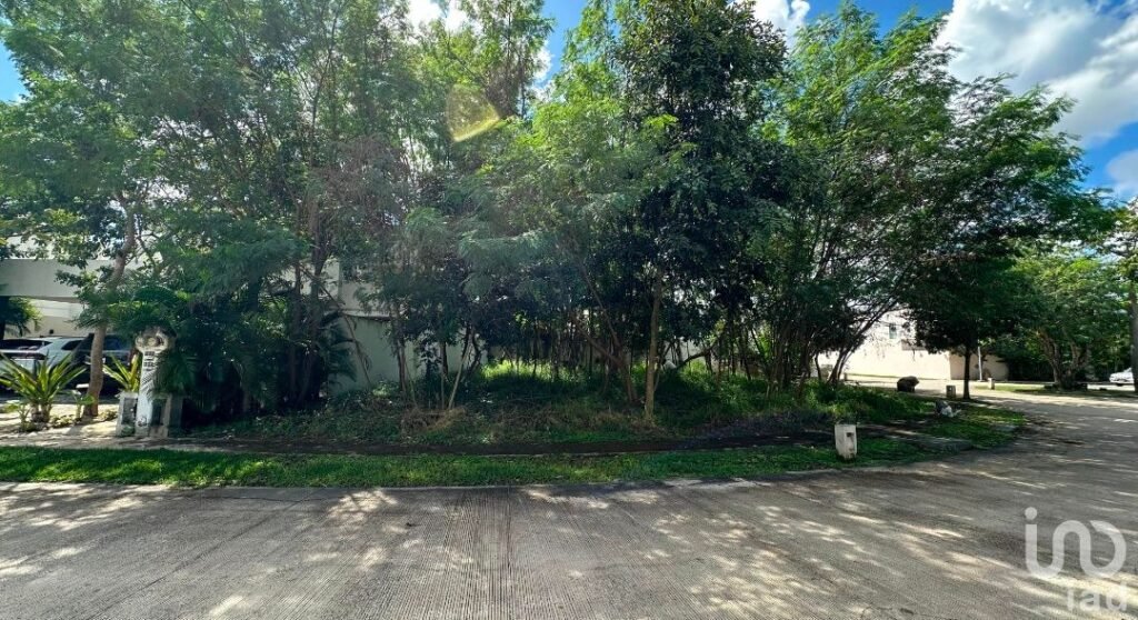 Terreno en venta en esquina en privada con amenidades.