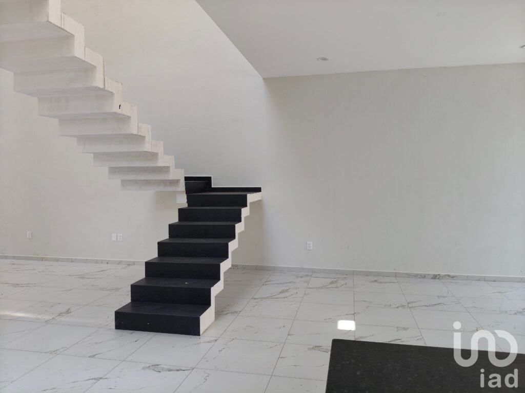 Casa en Venta al Norte de Colima. Escalera volada.