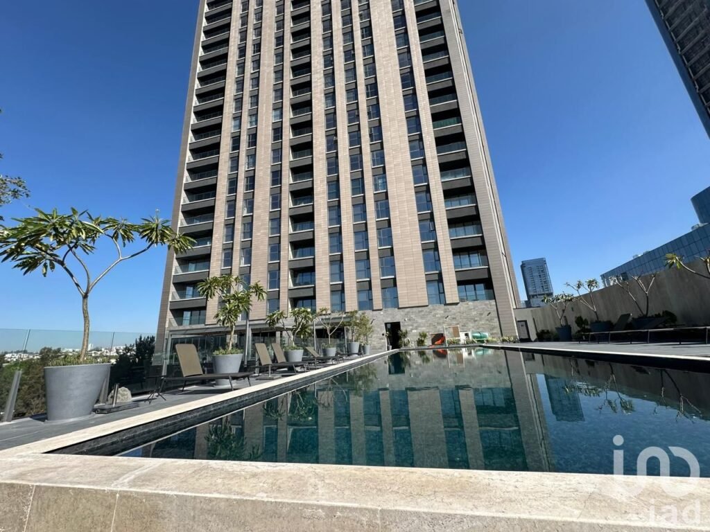 Departamento en renta edificio Via del Bosque, a un costadonuevo Hospital Real del Carmen.