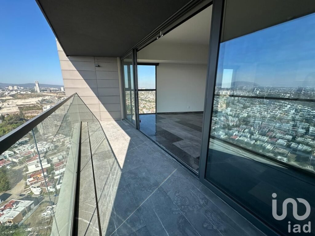 Departamento en renta edificio Via del Bosque, a un costadonuevo Hospital Real del Carmen.