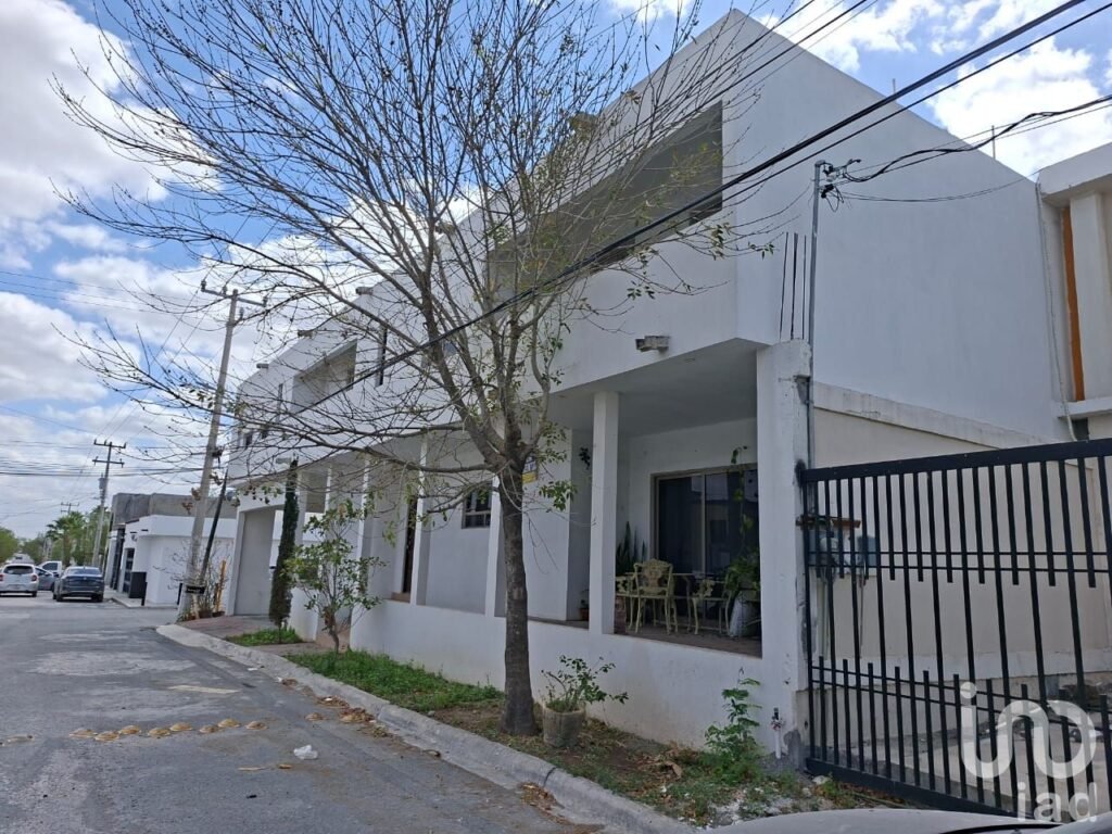 Amplia CASA en VENTA en Esquina, Lomas de Sinai , REYNOSA