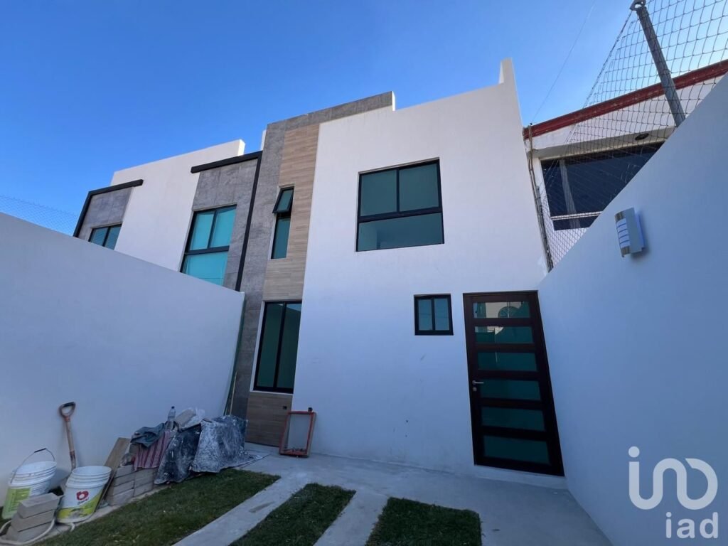 Casa en venta en Col. Loma Linda con estacionamiento para dos autos