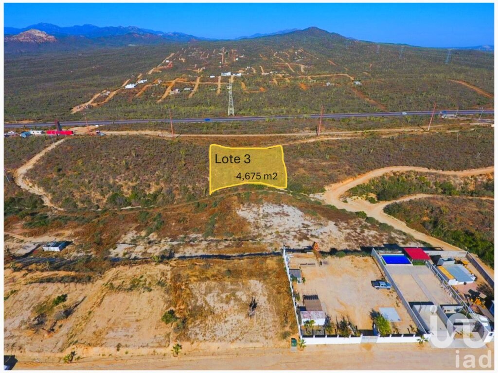 Se vende terreno sobre la carretera y a 2.5 km de la playa en Cabo San Lucas