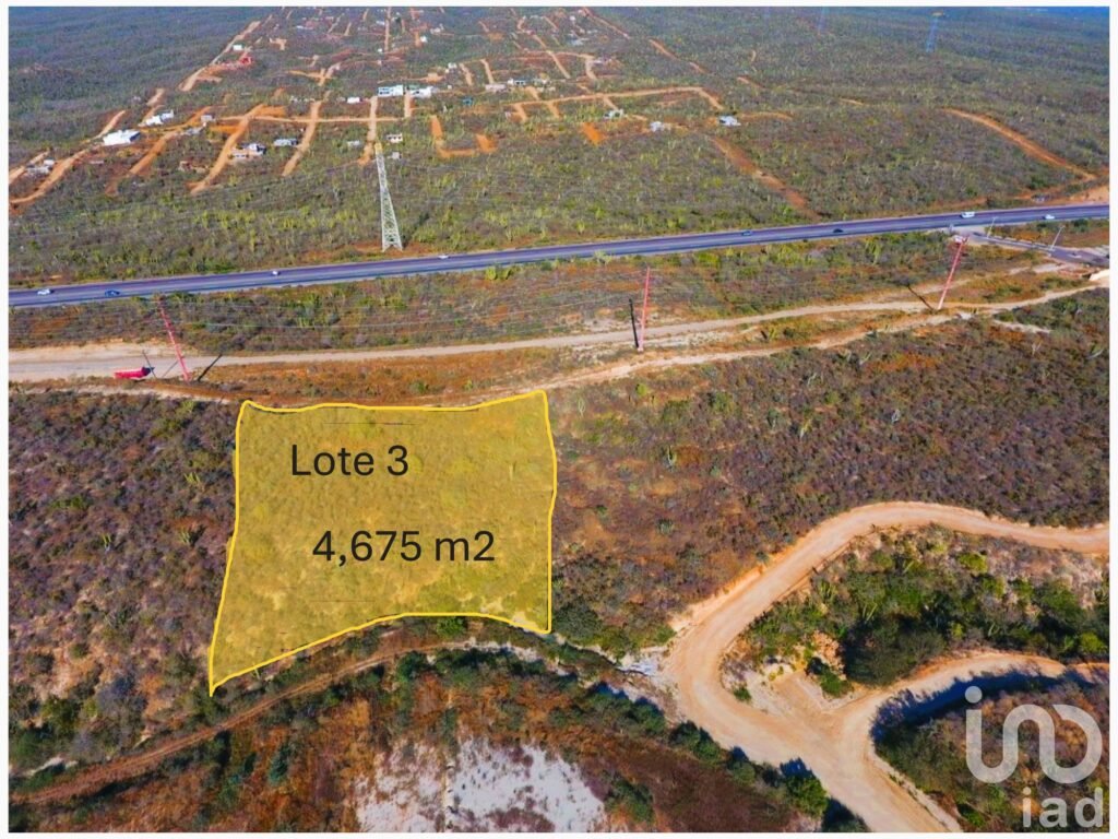 Se vende terreno sobre la carretera y a 2.5 km de la playa en Cabo San Lucas