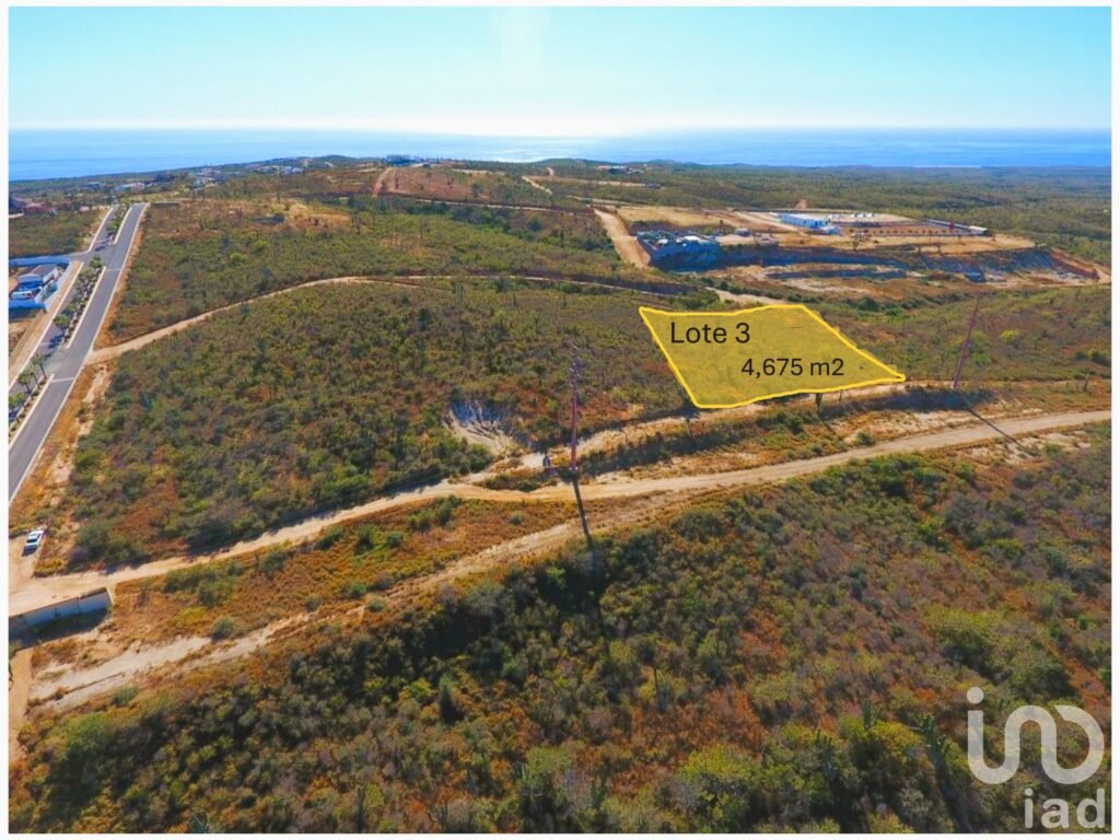 Se vende terreno sobre la carretera y a 2.5 km de la playa en Cabo San Lucas