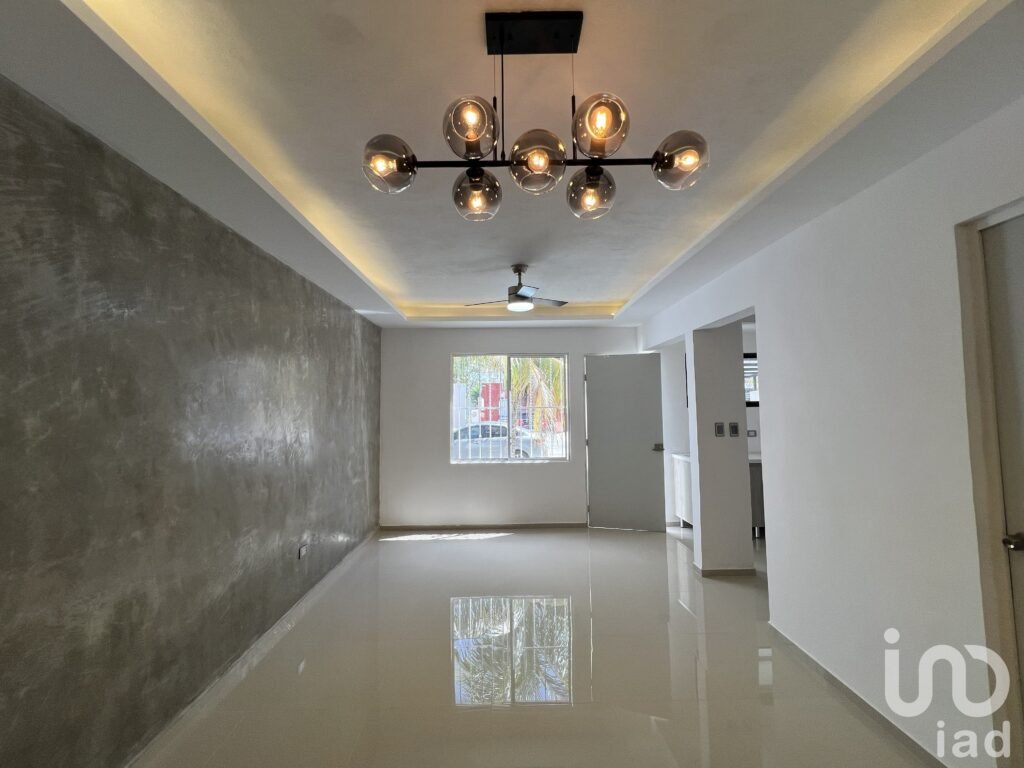 CASA EN VENTA EN CAUCEL REMODELADA CON 2 HABITACIONES Y 2 BAÑOS