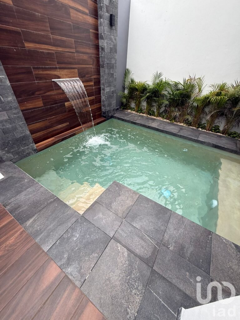 VENTA DE CASA EN RESIDENCIAL EN BRISA VIA CUMBRES, CANCUN