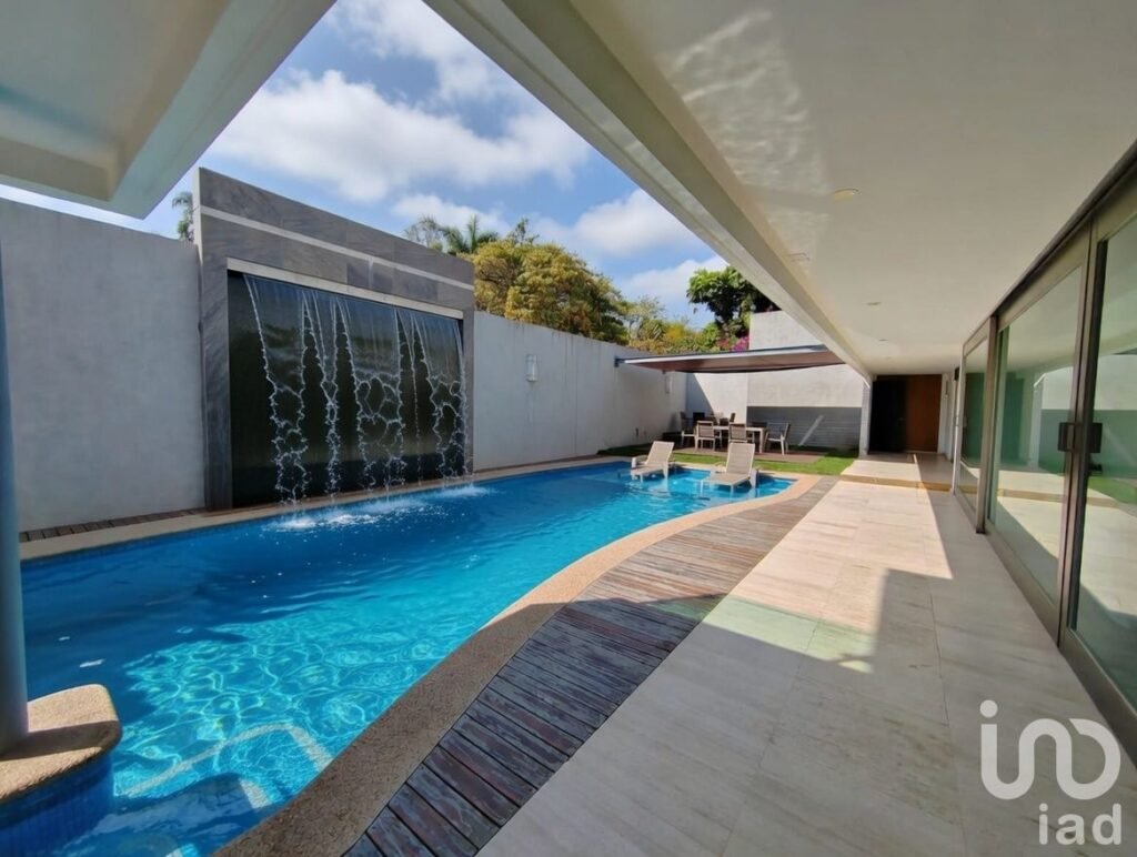 Residencia de lujo con alberca y 4 recámaras 456 m2 de terreno