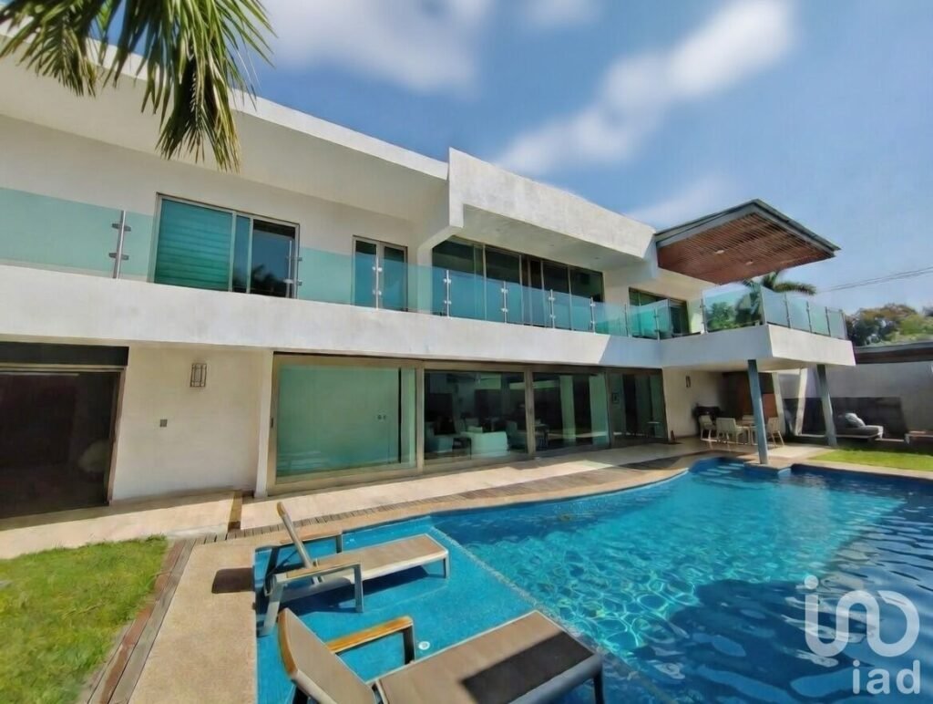 Residencia de lujo con alberca y 4 recámaras 456 m2 de terreno