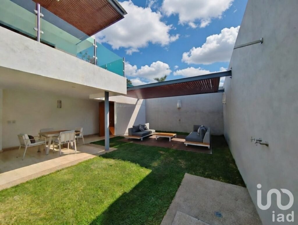 Residencia de lujo con alberca y 4 recámaras 456 m2 de terreno