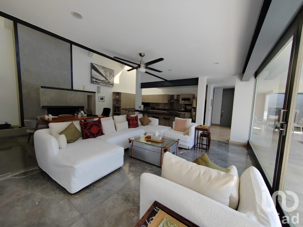 Residencia de lujo con alberca y 4 recámaras 456 m2 de terreno