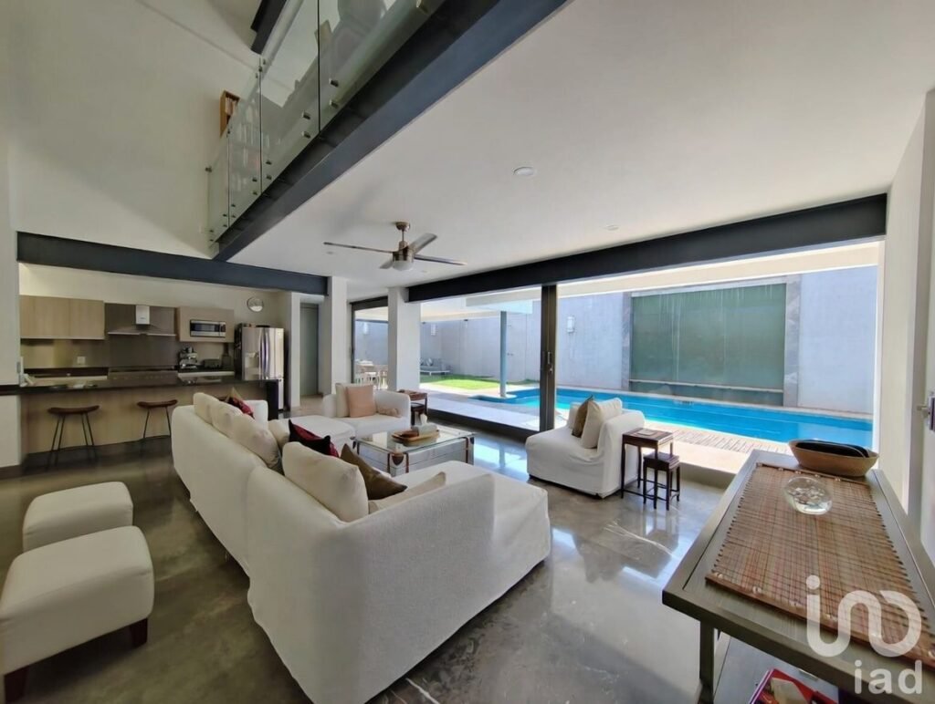 Residencia de lujo con alberca y 4 recámaras 456 m2 de terreno