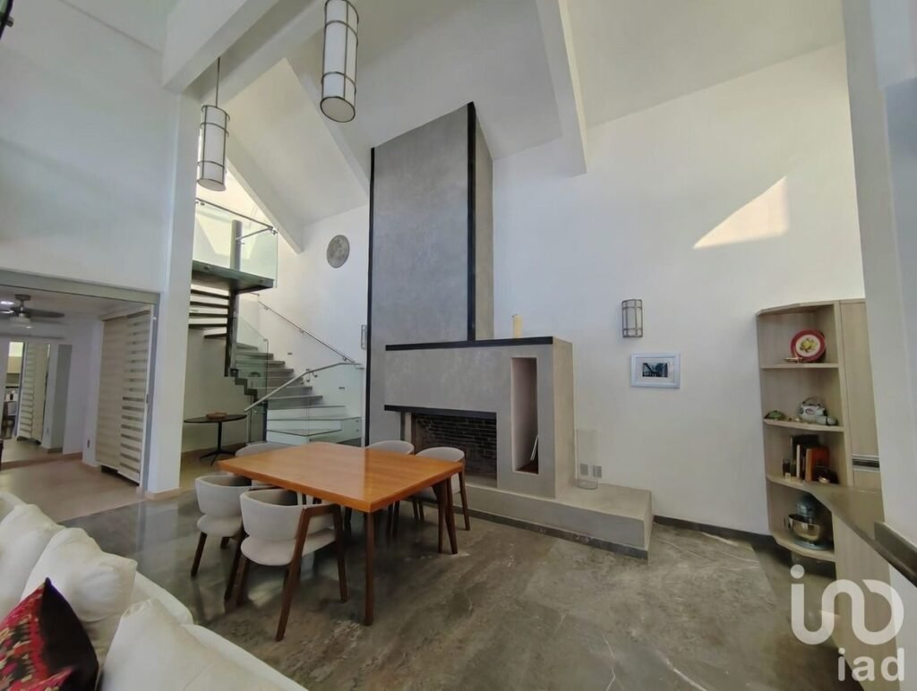 Residencia de lujo con alberca y 4 recámaras 456 m2 de terreno