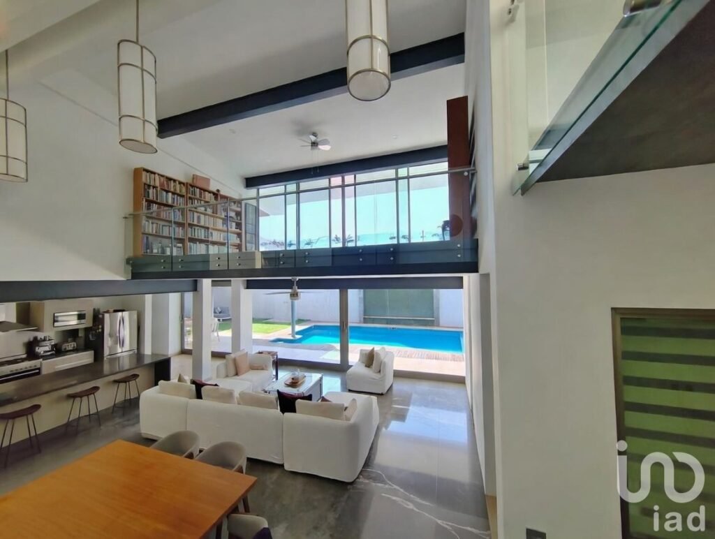 Residencia de lujo con alberca y 4 recámaras 456 m2 de terreno