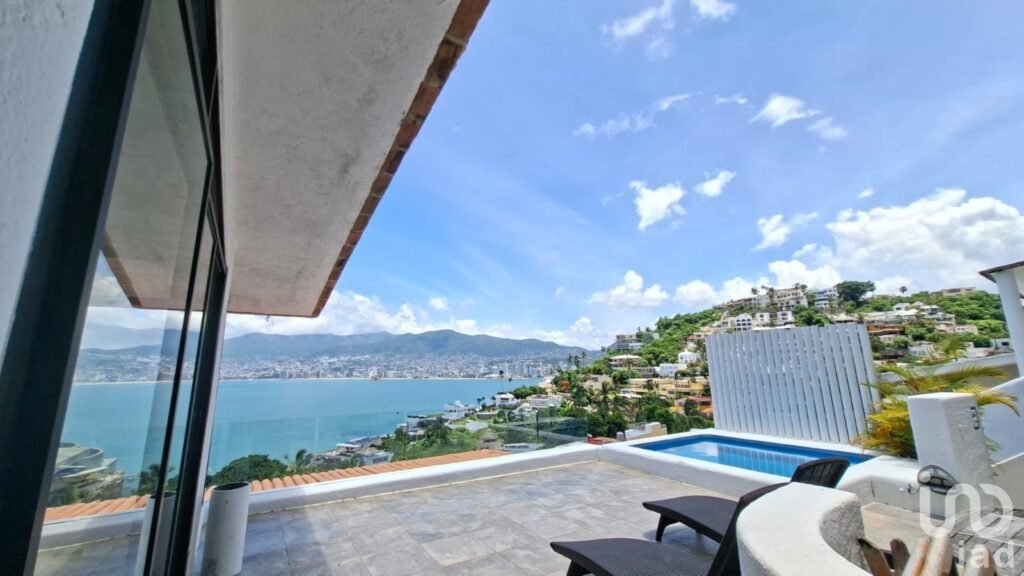 Villa en Venta en Acapulco, Fraccionamiento Marina de las Brisas.