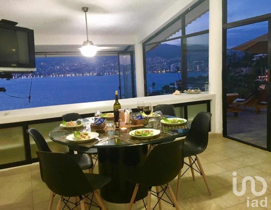 Villa en Venta en Acapulco, Fraccionamiento Marina de las Brisas.