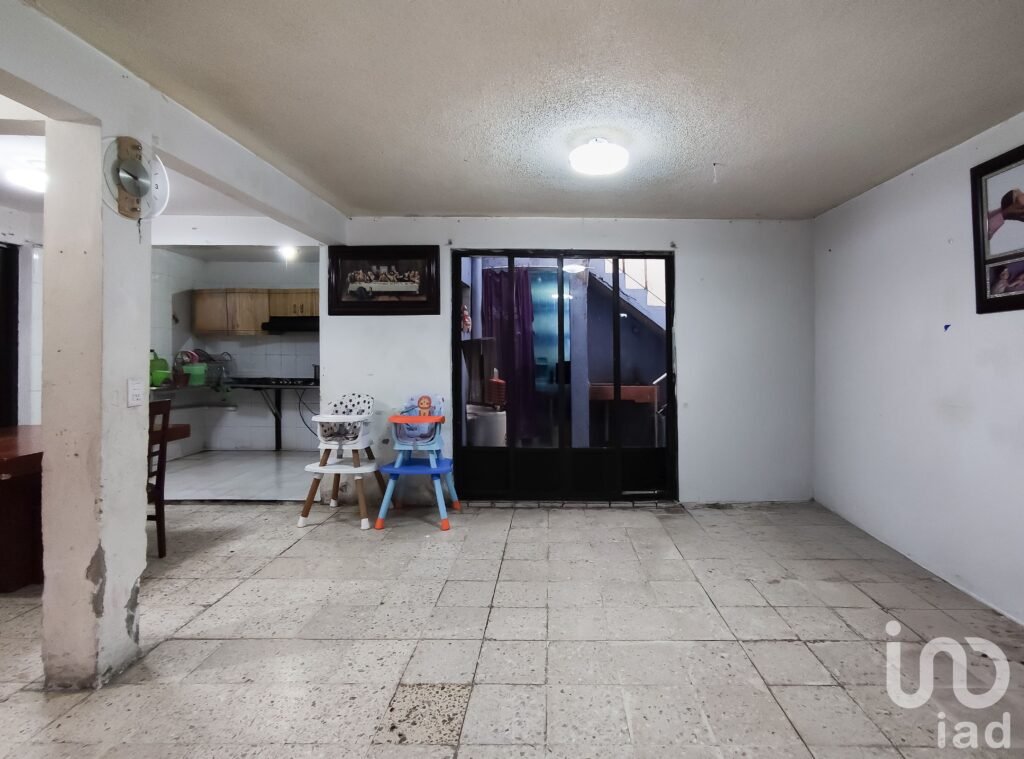 OPORTUNIDAD ÚNICA:AMPLIA CASA QUE REQUIERE REMODELARSE A TU GUSTO EN COL. RENOVACIÓN, IZTAPALAPA.