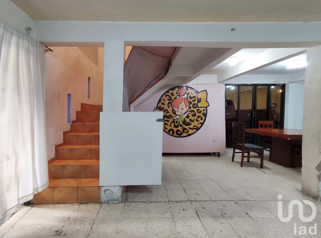 OPORTUNIDAD ÚNICA:AMPLIA CASA QUE REQUIERE REMODELARSE A TU GUSTO EN COL. RENOVACIÓN, IZTAPALAPA.