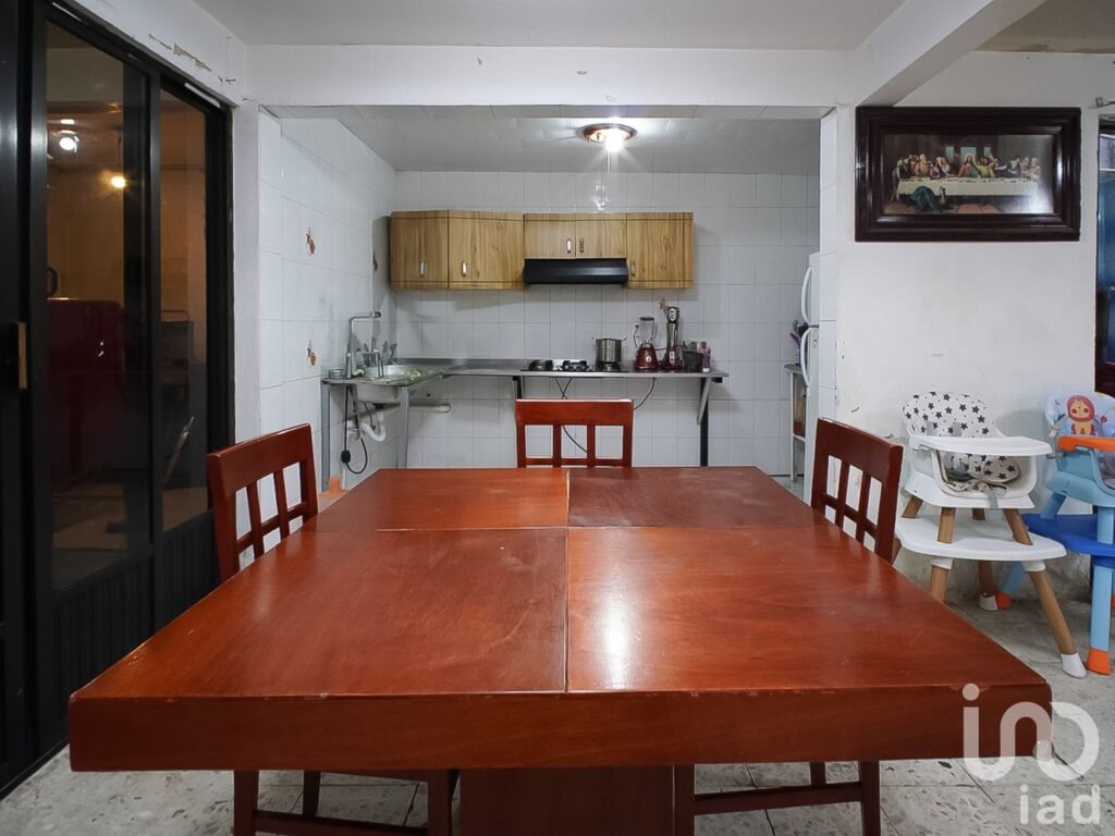 OPORTUNIDAD ÚNICA:AMPLIA CASA QUE REQUIERE REMODELARSE A TU GUSTO EN COL. RENOVACIÓN, IZTAPALAPA.