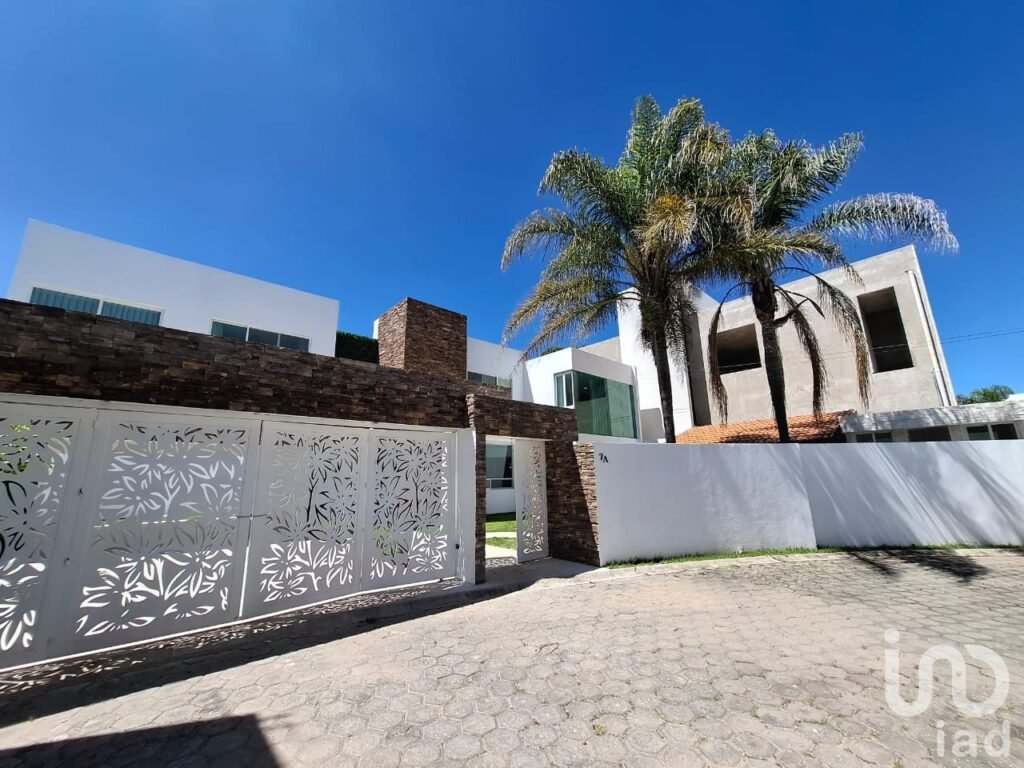 Casa en Venta en el Residencial La Concepción de Zavaleta