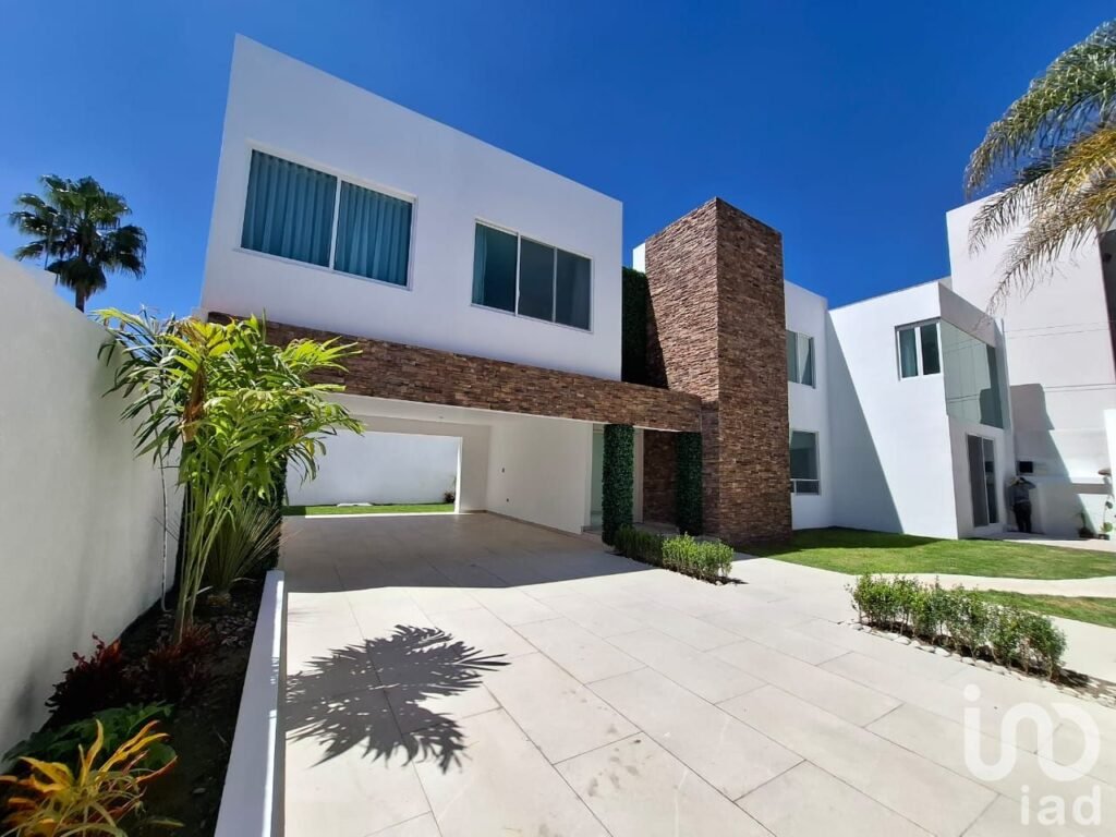 Casa en Venta en el Residencial La Concepción de Zavaleta