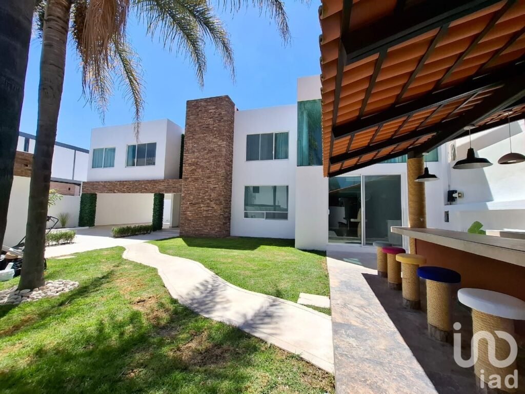 Casa en Venta en el Residencial La Concepción de Zavaleta