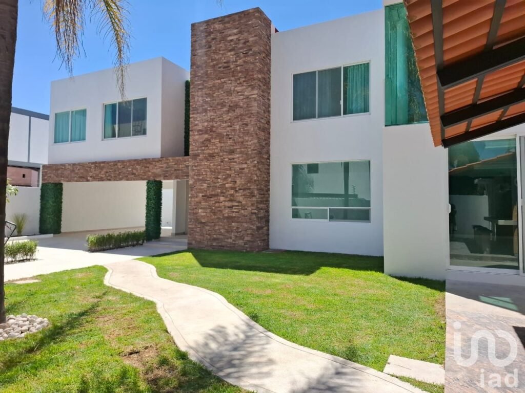 Casa en Venta en el Residencial La Concepción de Zavaleta