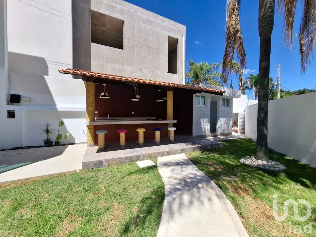 Casa en Venta en el Residencial La Concepción de Zavaleta