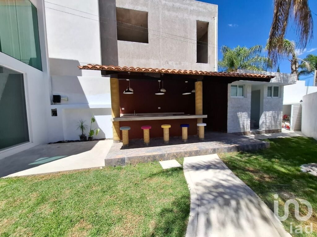 Casa en Venta en el Residencial La Concepción de Zavaleta