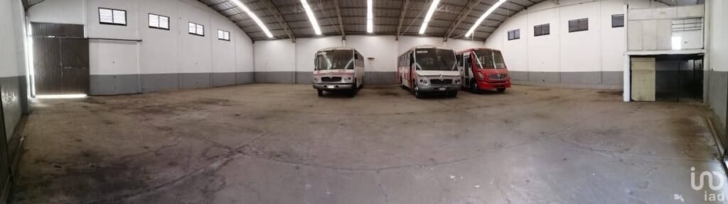 NAVE CON TERRENO Y OFICINA
