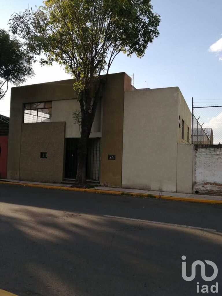 NAVE CON TERRENO Y OFICINA