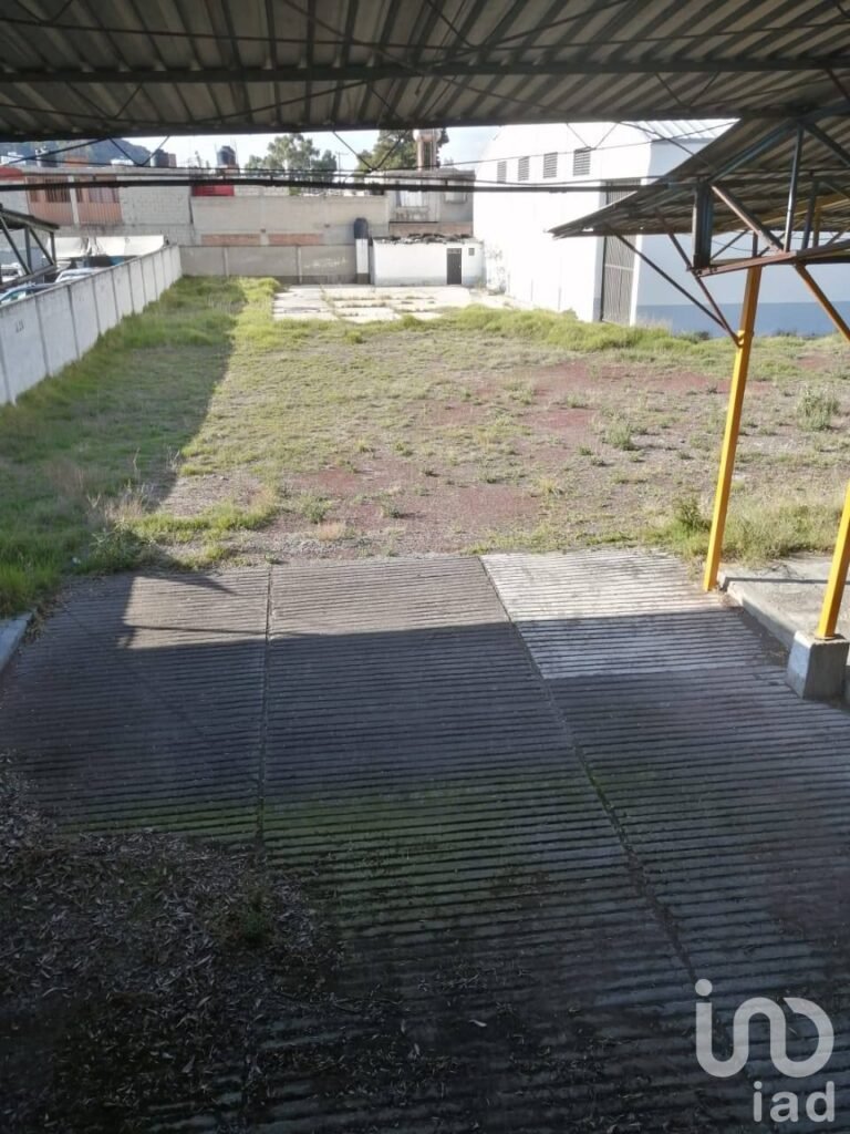 NAVE CON TERRENO Y OFICINA