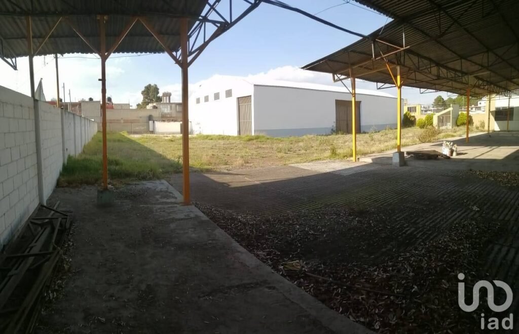 NAVE CON TERRENO Y OFICINA