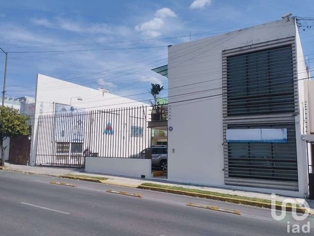 Plaza comercial en venta en Huexotitla con 8 locales.