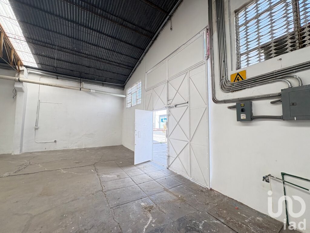 Se renta bodega con oficina en la entrada.