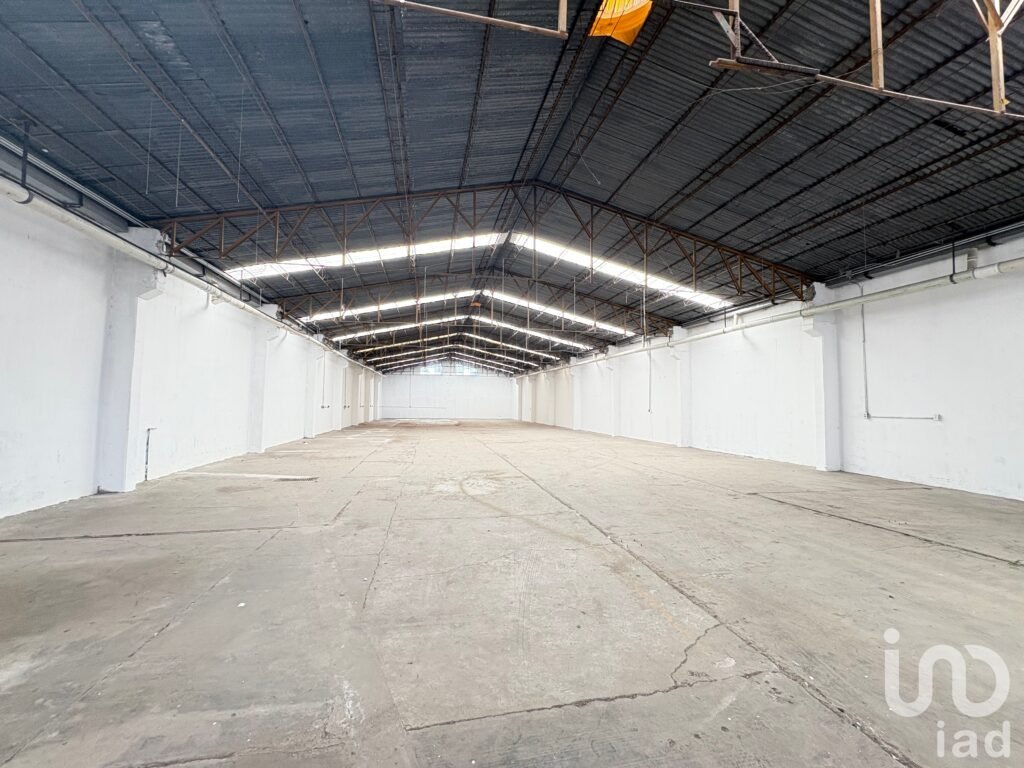 Se renta bodega con oficina en la entrada.