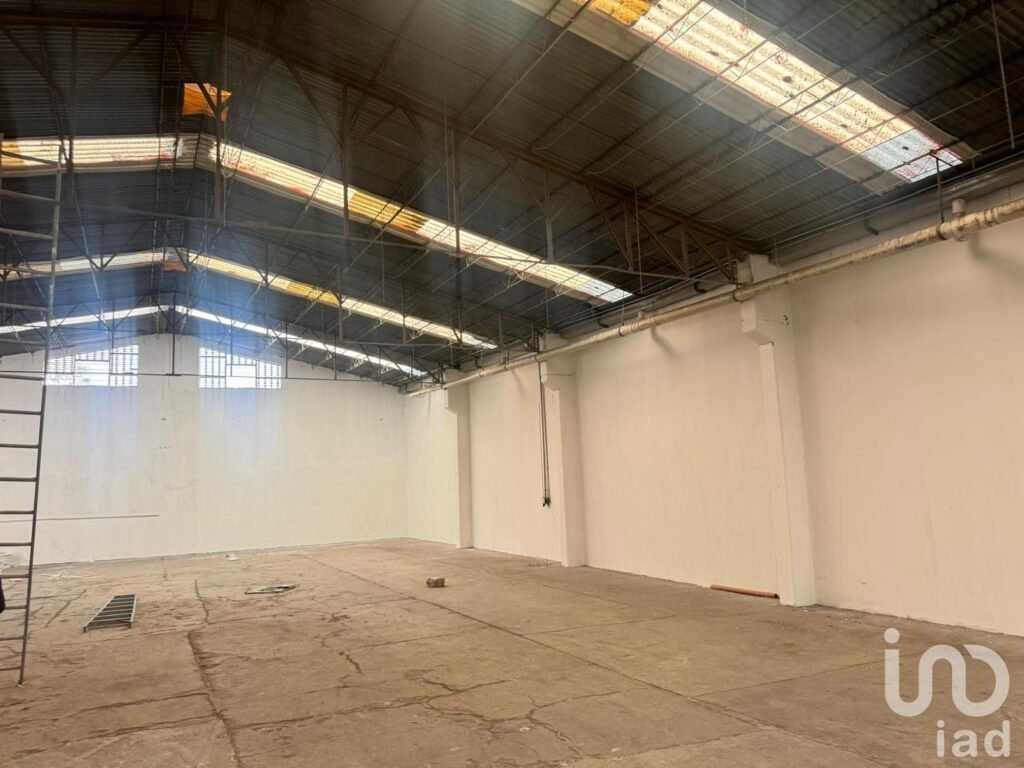 Se renta bodega con oficina en la entrada.