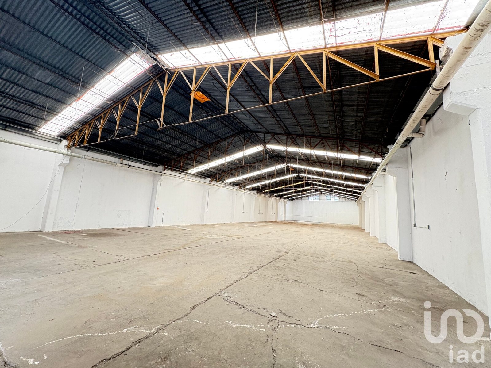 Se renta bodega con oficina en la entrada.