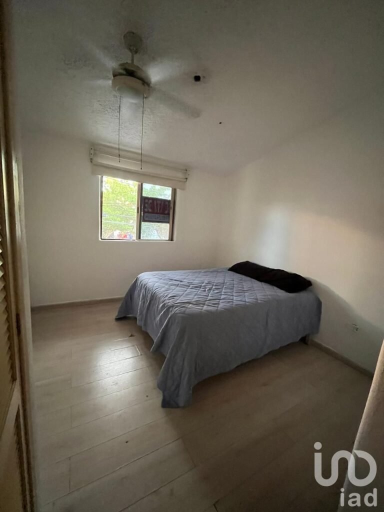 CASA EN VENTA EN AV. DEL SOL CANCUN, 3 recamaras, 3 pisos, Alberca