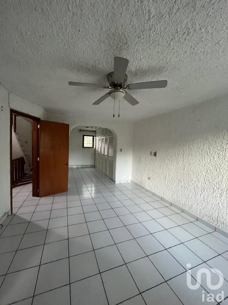 CASA EN VENTA EN AV. DEL SOL CANCUN, 3 recamaras, 3 pisos, Alberca