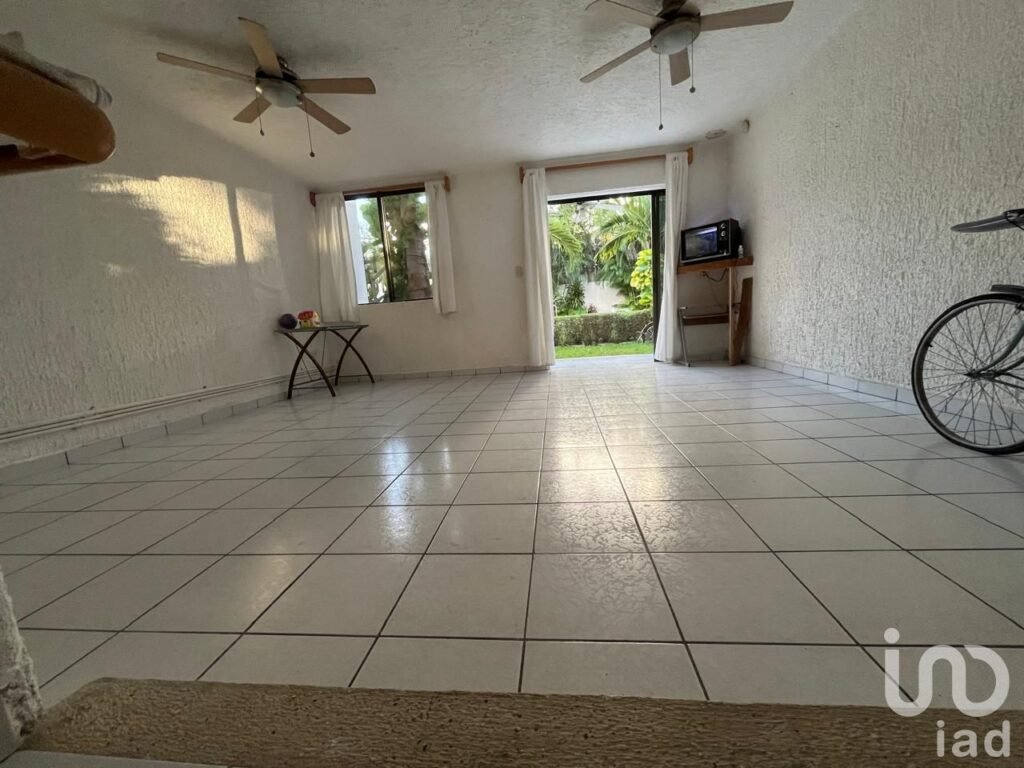 CASA EN VENTA EN AV. DEL SOL CANCUN, 3 recamaras, 3 pisos, Alberca