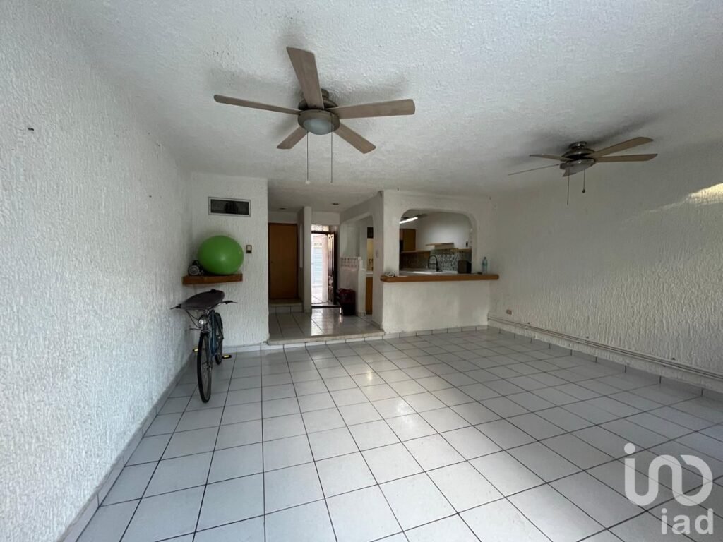 CASA EN VENTA EN AV. DEL SOL CANCUN, 3 recamaras, 3 pisos, Alberca