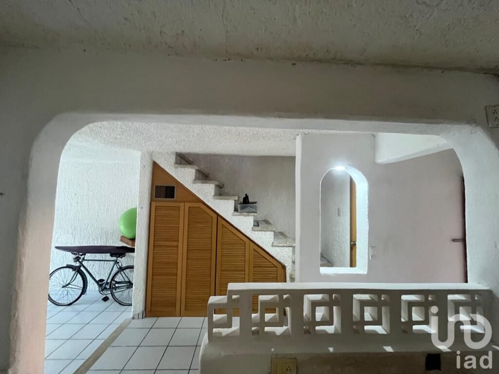 CASA EN VENTA EN AV. DEL SOL CANCUN, 3 recamaras, 3 pisos, Alberca